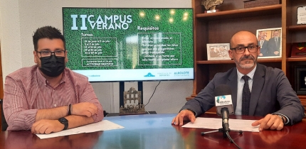 Salustiano Ureña, alcalde de Albolote, y Juan José Martínez, concejal de Deportes, durante la presentación (J. PALMA)
