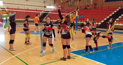 Las jugadoras del equipo cadete del RadioKable Albolote en el calentamiento de Linares 