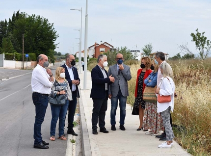 El diputado, José Mª Villegas -centro- durante la visita al Camino de las Tres Cruces y al Paseo de Colón.