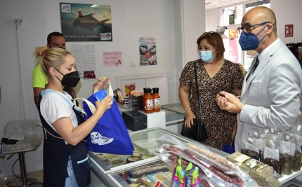El alcalde, Salustiano Ureña y la consejera de La Cartuja, Toñi Guerrero, visitan comercios de Albolote 