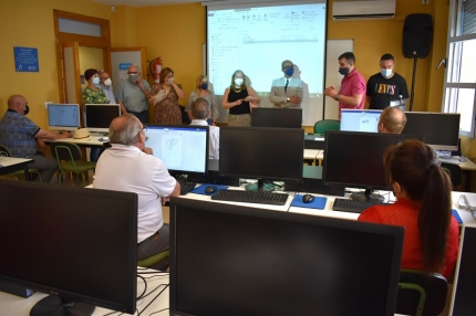 La Fundación Y el Ayuntamiento visitan el aula de informática del centro de educación de adultos 