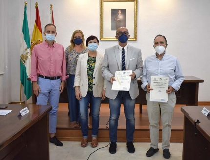 El alcalde de Albolote junto miembros de ASCOAL durante la firma del convenio. Abajo, una de las campañas que realizará en breve la Asociación de Comerciantes.