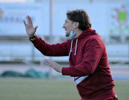 Tato, entrenador del CF Imperio, da instrucciones a sus jugadores en un partido (J. PALMA)