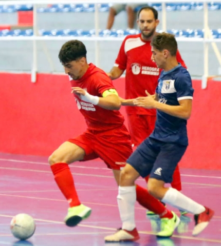 Una acción del encuentro de ida jugado en Albolote (LUIS / ALBOLOTE FUTSAL)