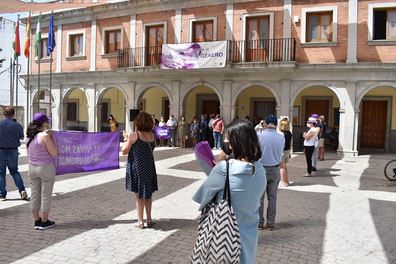 Vecinos y autoridades guardan un minuto de silencio en la Plaza de España en repulsa a la violencia de género 