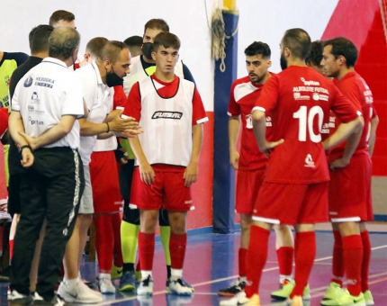 Iván Navarro, entrenador del Albolote Herogra, habla con sus jugadores (ALBOLOTE FUTSAL)