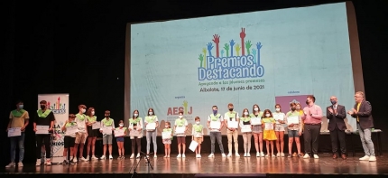 Un numeroso grupo de niños y niñas premiados en los premios Destacando 2021