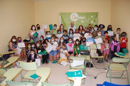 Foto de familia del alumnado del Aula de la Naturaleza con la gerente de Ecoideas y el concejal de Medio Ambiente.