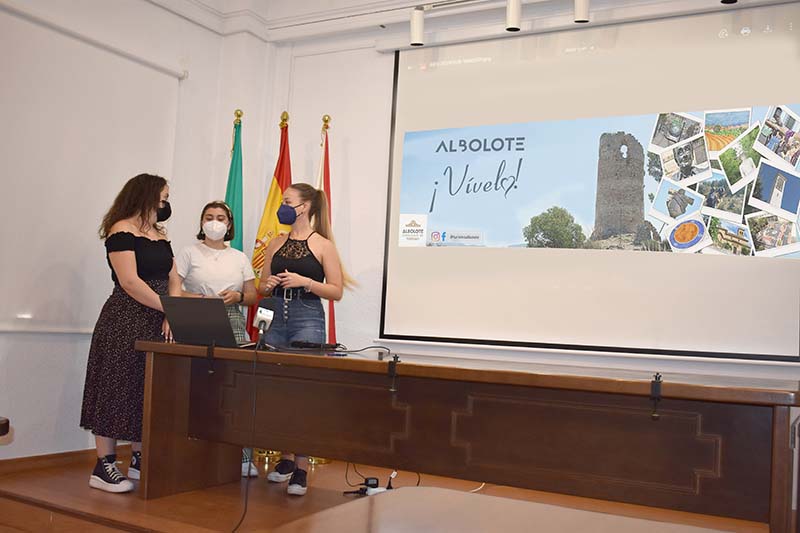 Presentación del blog de Turismo en el Ayuntamiento de Albolote. Abajo, las estudiantes recibieron un ramo de flores, diploma y algunos obsequios del consistorio.