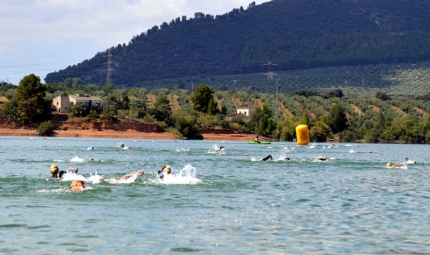Los nadadores en un momento del desarrollo de la prueba (J. PALMA)