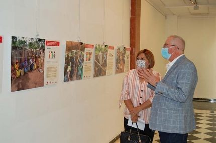 El presidente de Cruz Roja, Sergio Díaz, junto a Toñi Guerrero, concejala de Cultura, en la presentación de la muestra.