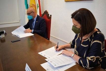 Firma del convenio entre el Ayuntamiento y la delegación de Salud 