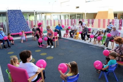 Actividad intergeneracional en el centro de día Reina Sofía
