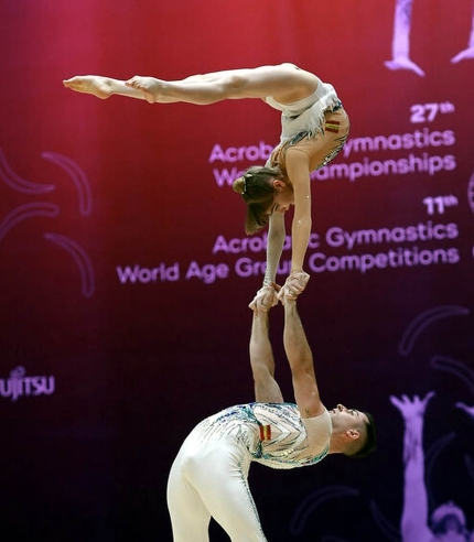 Ismael Medina y Luz Lupiáñez en un momento del ejercicio de equilibrio (ACRÓBATOS)