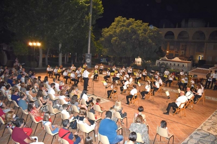 Actuación de la Banda Municipal de Música en el ciclo de conciertos celebrado este mes de julio. Abajo, homenaje a Maria Rodríguez, secretaria de la Asociación de la Banda de Música.