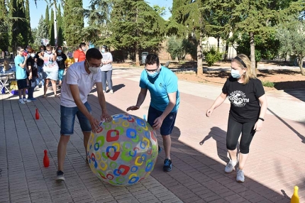 Uno joven del centro ocupacional realiza un ejercicio de pelota en el parque V Centenario. Abajo, otro joven da de comer a un caballo en el centro ecuestre.