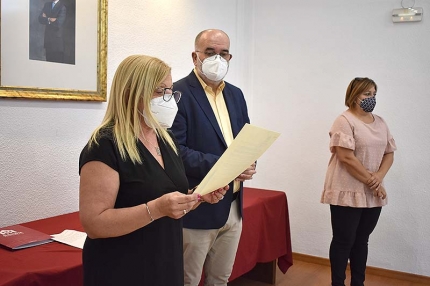 La concejala de Educación, Mª Carmen Calderay, durante la lectura de la declaración institucional.