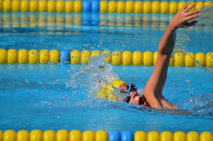 Un nadador en pleno esfuerzo en la piscina municipal de Albolote durante la prueba (J. PALMA)