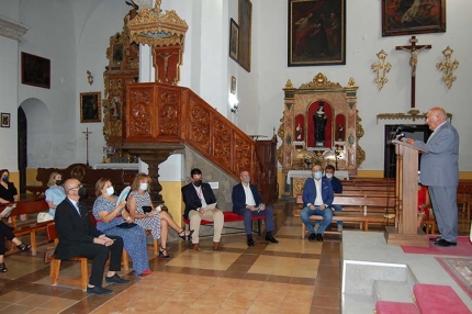 El párroco, Javier Huete, durante su discurso en la presentación de la guía de la Iglesia de Albolote. Abajo, un momento del concierto.