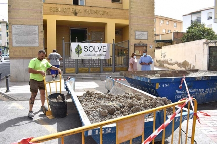 Obras en la biblioteca de Albolote.