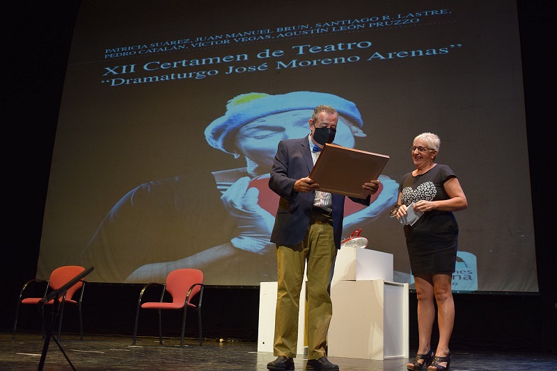Jos� Moreno Arenas recibe una placa en el acto de entrega de premios 