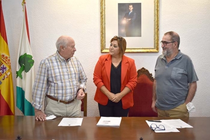 El poeta, Antonio Carvajal, la concejala de Cultura, Toñi Guerrero y José A. Ramírez, miembro del jurado y poeta, durante el acto.