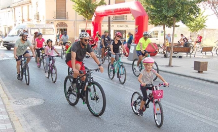 Inicio de la ruta cicloturista desde la plaza del Ayuntamiento. Abajo, los participantes recorren el camino de La Cartuja.