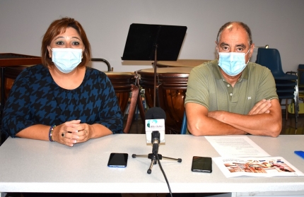 La concejala de Cultura , Toñi Guerrero, y el director de la escuela de música, Conrado Abad, en rueda de prensa 