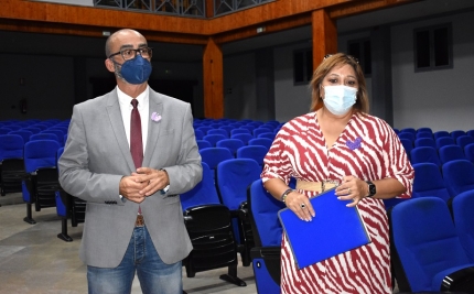 El alcalde, Salustiano Ureña, junto a la concejala de Cultura, Toñi Guerrero en la casa de la cultura 