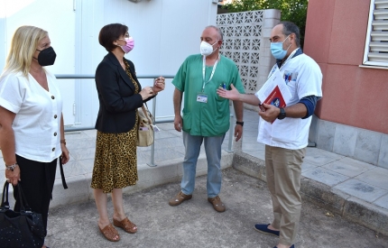 La concejala de Salud, Josefina Sánchez, visita el centro de salud de Albolote 