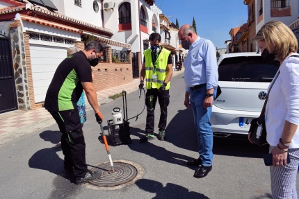 EL concejal de medio ambiente, José Miguel Rodríguez, junto a los técnicos en desratización 