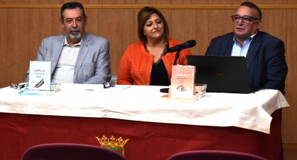 El traductor Khaled Salam junto a la concejala de Cultura, Toñi Guerrero y al dramaturgo, José Moreno Arenas 
