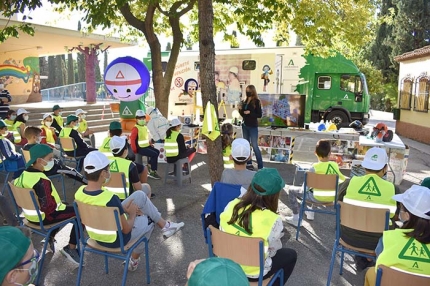 Alumnado del colegio Abadía asisten a lprograma `Aprende a crecer con seguridad`. Abajo, representantes municipales y de la Junta.