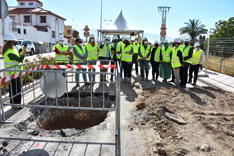 La Consejera, CArmen Crespo, visita la obra de la agrupación de aguas residuales en Albolote 