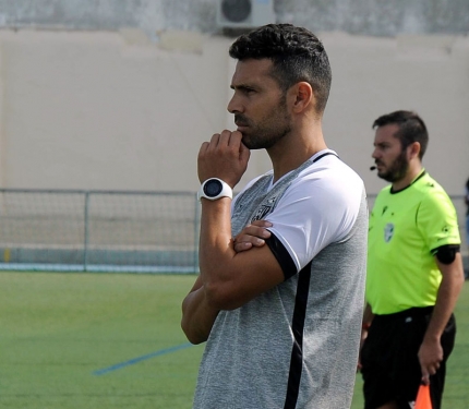 Javier Vilaseca, entrenador del FC Cubillas, en el partido jugado en Pulianas