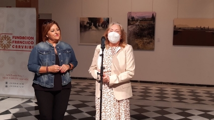 Toñi Guerrero, concejala de Cultura y la tesorera de la Fundación, Carmina Cortacero presentan la muestra 