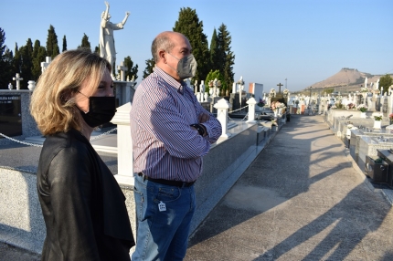 EL concejal Jose Miguel Rodríguez visitando el cementerio 