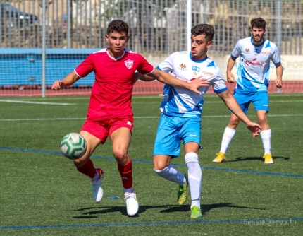 Una acción del encuentro jugado por el FC Cubillas ante el Loja CD (ENCARNI QUESADA)