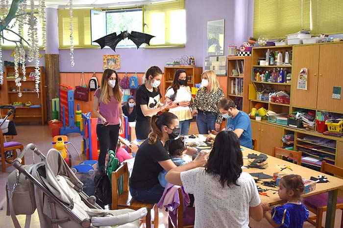 Escolares realizan manualidades en la ludoteca de Albolote. Abajo, el parque infantil de tráfico Albolut con alumnado de varios centros.