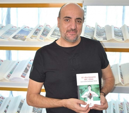 Juan Carlos Rodríguez Torres con su nuevo poemario.