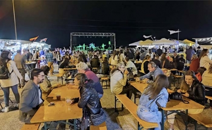 Ambiente que se registraba durante las primeras horas del festival. Abajo, momento de la inauguración.