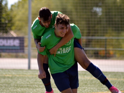 Adil, jugador del CF Imperio, celebra uno de los goles ante el Benalúa 2004 (J. PALMA)