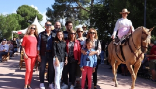 EL alcalde, Salustiano Ureña, y varios concejales en la fiesta del caballo en El Chaparral 