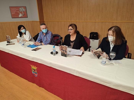 Un momento de la presentación del poemario en la Casa de la Cultura. Abajo, portada del libro.