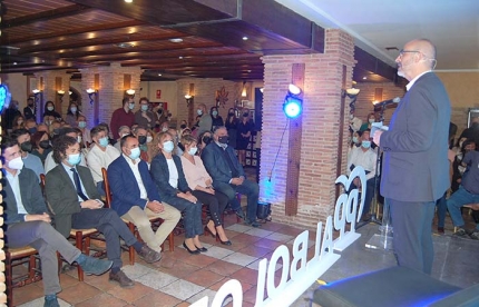 Inicio del 15 Congreso Local del PP en el que intervino el alcalde, Salustiano Ureña. Abajo, el alcalde, la nueva presidenta del PP de Albolote, Marta Nievas y el presidente saliente, Pablo García.