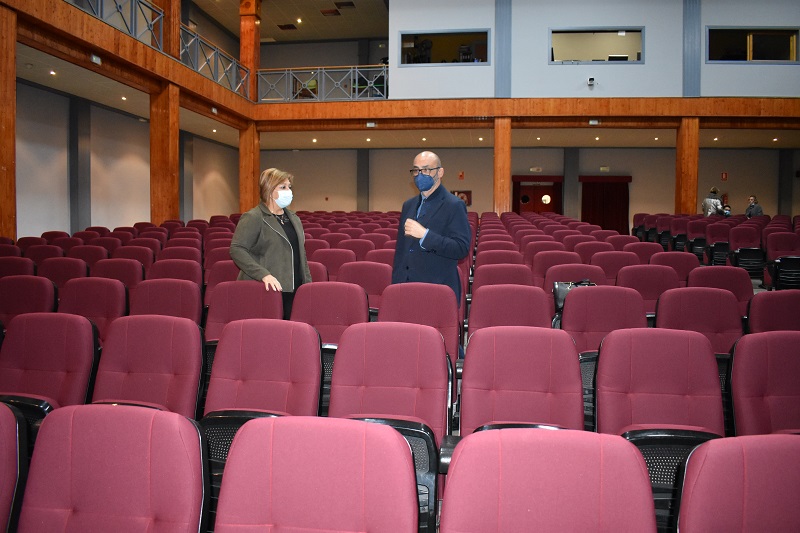 EL alcalde, Salustiano Ureña y la concejala, Toñi Guerrero, visitan el patio de butacas del auditorio EL alcalde, Salustiano Ureña y la concejala, Toñi Guerrero, visitan el patio de butacas del auditorio