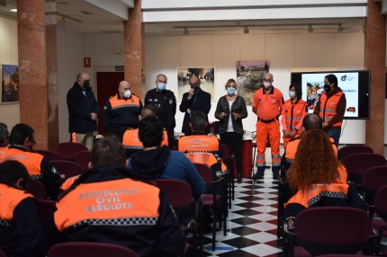 Voluntarios de Protección Civil y de la policía local participan en un curso de soporte vital avanzado