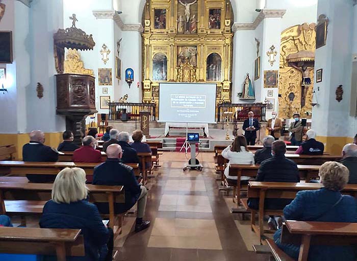 Inicio de la primera de las tres conferencias que se realizan en el interior de la Iglesia de Albolote.