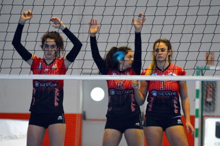 Las alboloteñas se vinieron de vacío de su visita a la cancha del líder (J. PALMA)