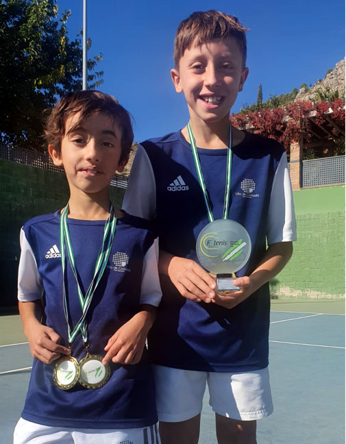 Iván y Jesús posan con las medallas del campeonato provincial benjamín